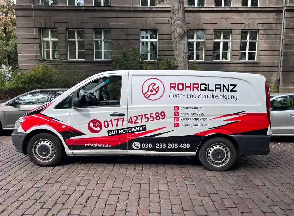Rohrreinigung Berlin – Rohrglanz Techniker im Einsatz Rohrreinigung Berlin: Techniker von Rohrglanz beseitigt eine Rohrverstopfung mit Rohrreinigungsspirale